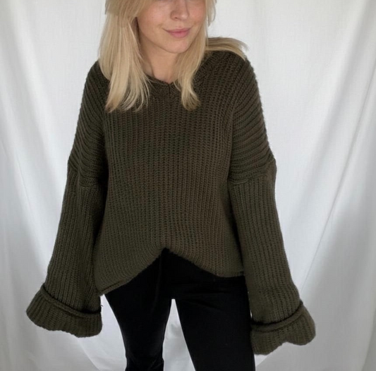 Weicher Kuschelpulli mit weiten Ärmeln von Feinraummode, Carla, in gedeckten Farben, perfekt für gemütliche Tage.