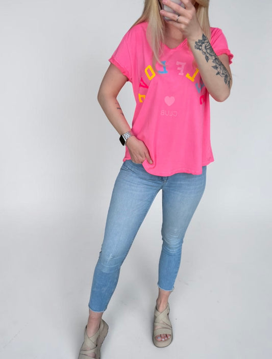 SELF LOVE CLUB Damen T-Shirt – Neon Print Shirt mit V-Ausschnitt