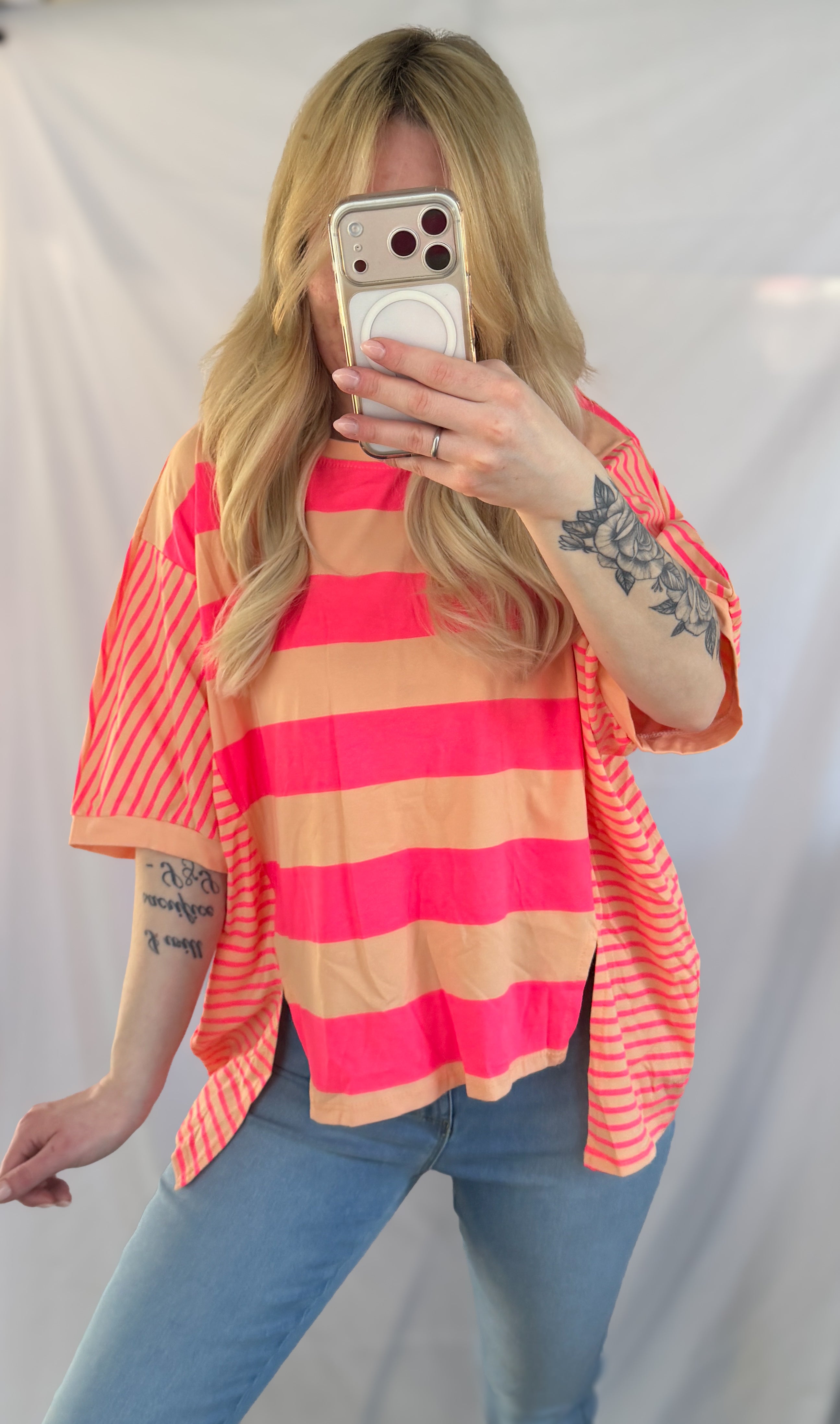 Gestreiftes Oversize-Shirt von Feinraummode mit auffälligem Schnitt, weiches Material und lockerer Passform, ideal für lässige Styles