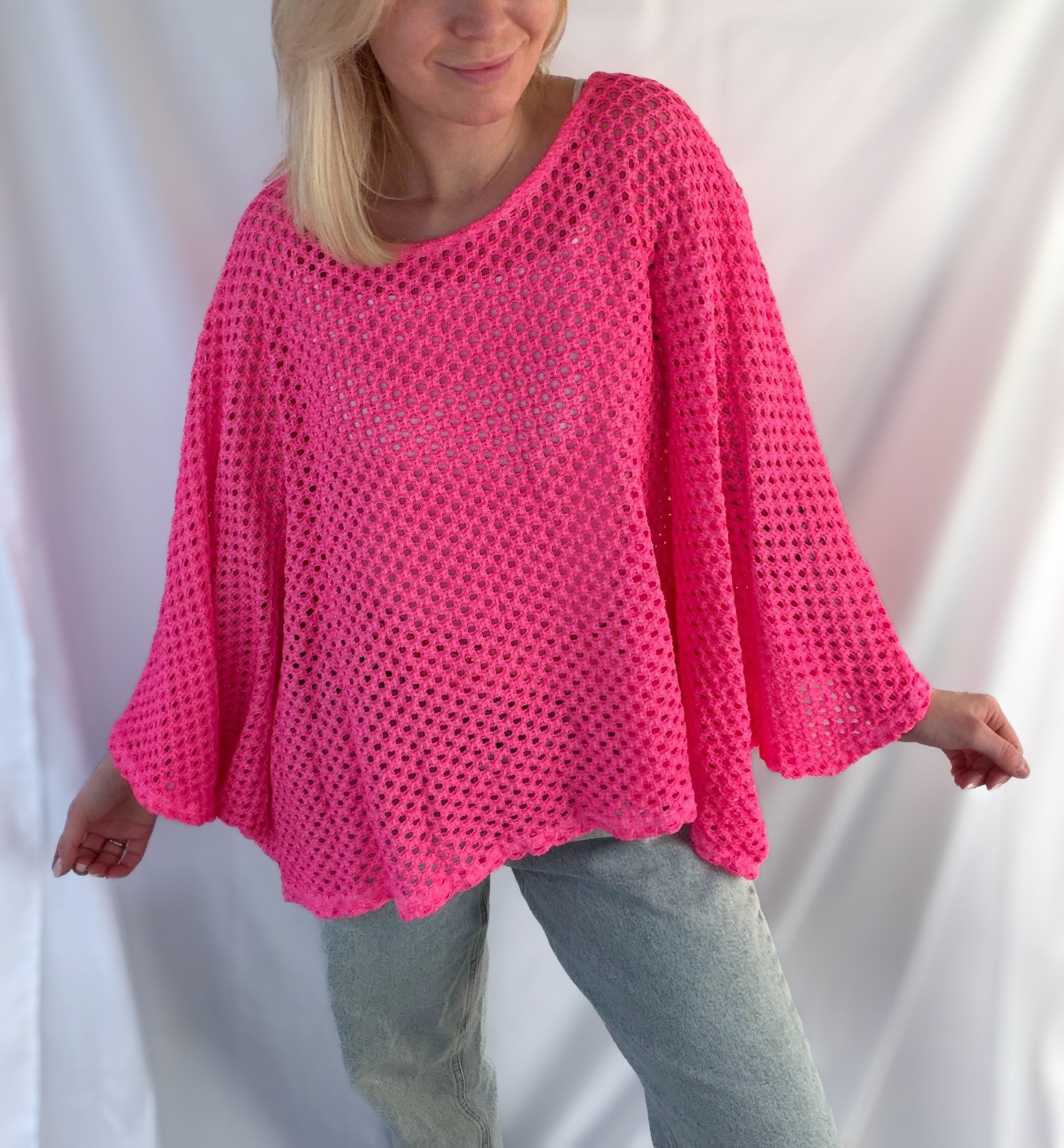 Heller pinker Oversize Pullover von Feinraummode mit weiten Ärmeln, lockerer Sitz und kuscheligem Material.