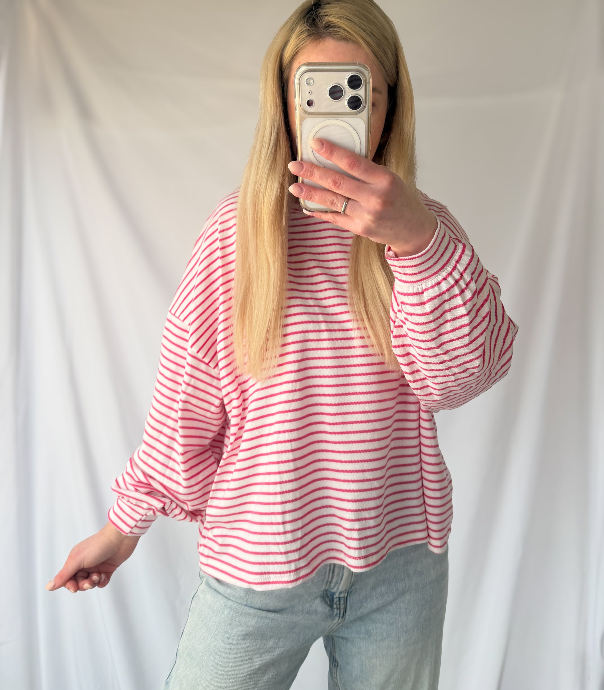 Gestreiftes rosa-weißes Longsleeve von Feinraummode, weiches Baumwollmaterial, detaillierte Streifenmuster, modisches Design