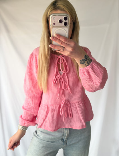 Feinraummode Musselinbluse mit süßen Schleifen, leichte Baumwollbluse mit zarten Details und femininen Akzenten.