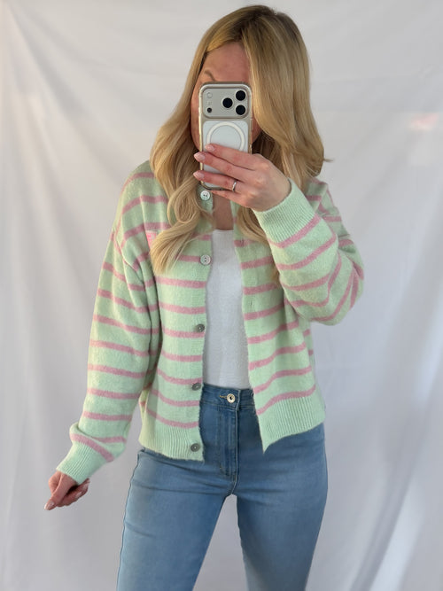 Gestreifter Feinraummode Cardigan "Self Love Club" mit Patch in Mint und Rosa, detailreiche Nahaufnahme