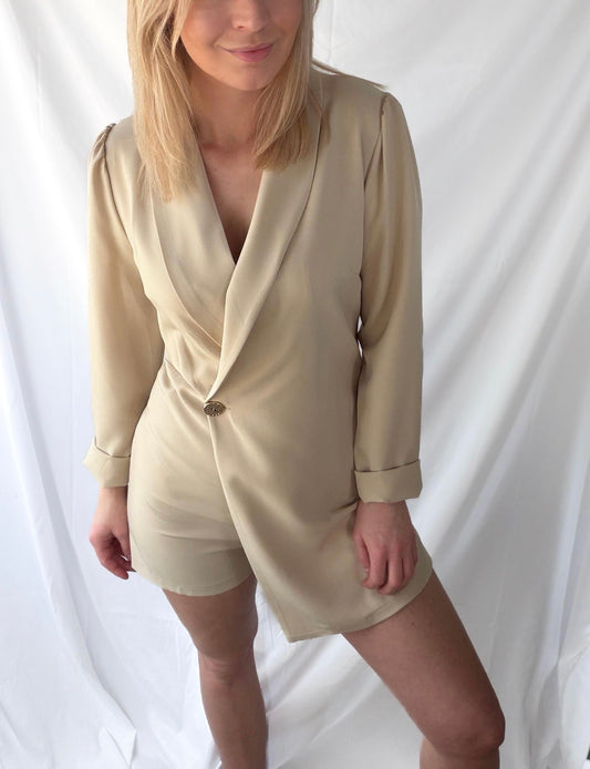 Eleganter Damen-Blazer-Jumpsuit in Beige, Feinraummode, mit Blazer-Details und taillierter Passform, ideal für formelle Anlässe