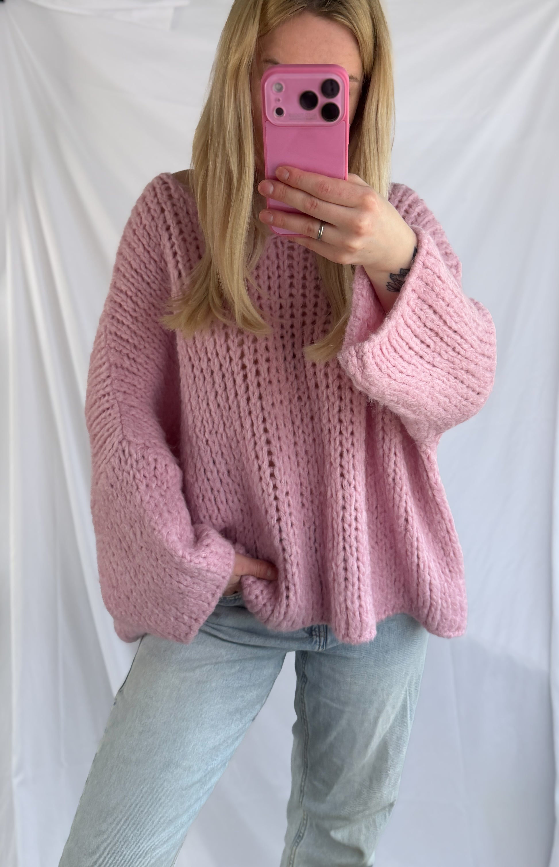 Oversize Pullover Mareike von Feinraummode, grau, weicher Stoff, lockerer Schnitt, gemütliches Damenoberteil, Nahaufnahme des Stylings