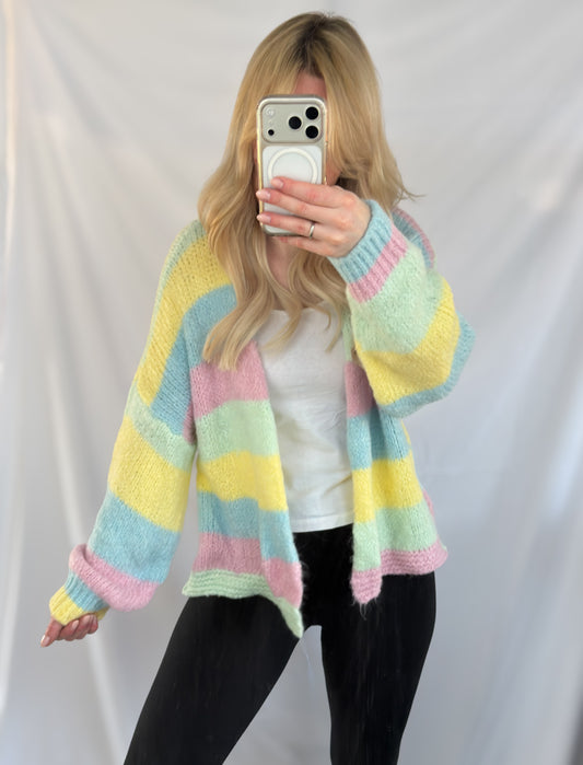 Bunt gestreifter Rainbow Cardigan von Feinraummode, gestricktes Kleidungsstück mit bunten Streifen, langer Ärmel und offene Front.