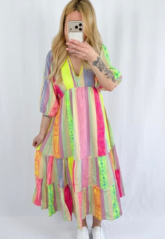 Ausgefallenes Maxikleid im Boho-Chic Ibiza-Stil von Feinraummode, farbenfrohes Muster, fließender Stoff, perfekt für Sommer und Festivals