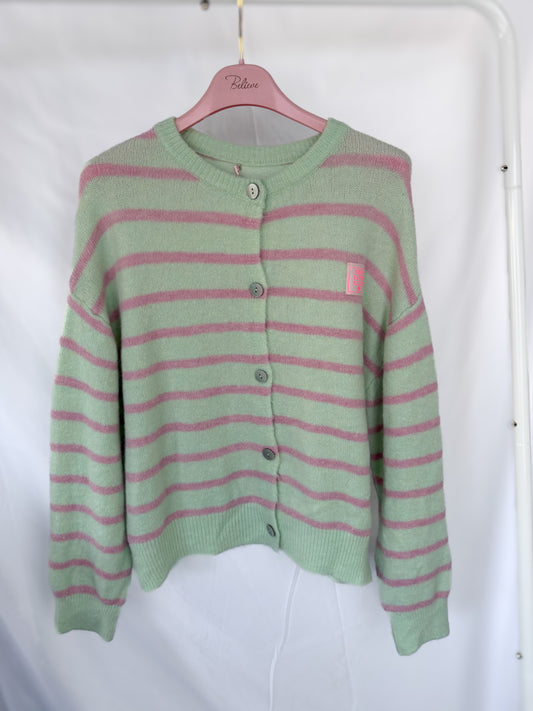 Der Gestreifter Cardigan "Self Love Club" Patch in mint/rosa von Feinraummode hat lange Ärmel, fünf Knöpfe vorne und einen pinkfarbenen Patch oben links - perfekt für trendige Damenmode.