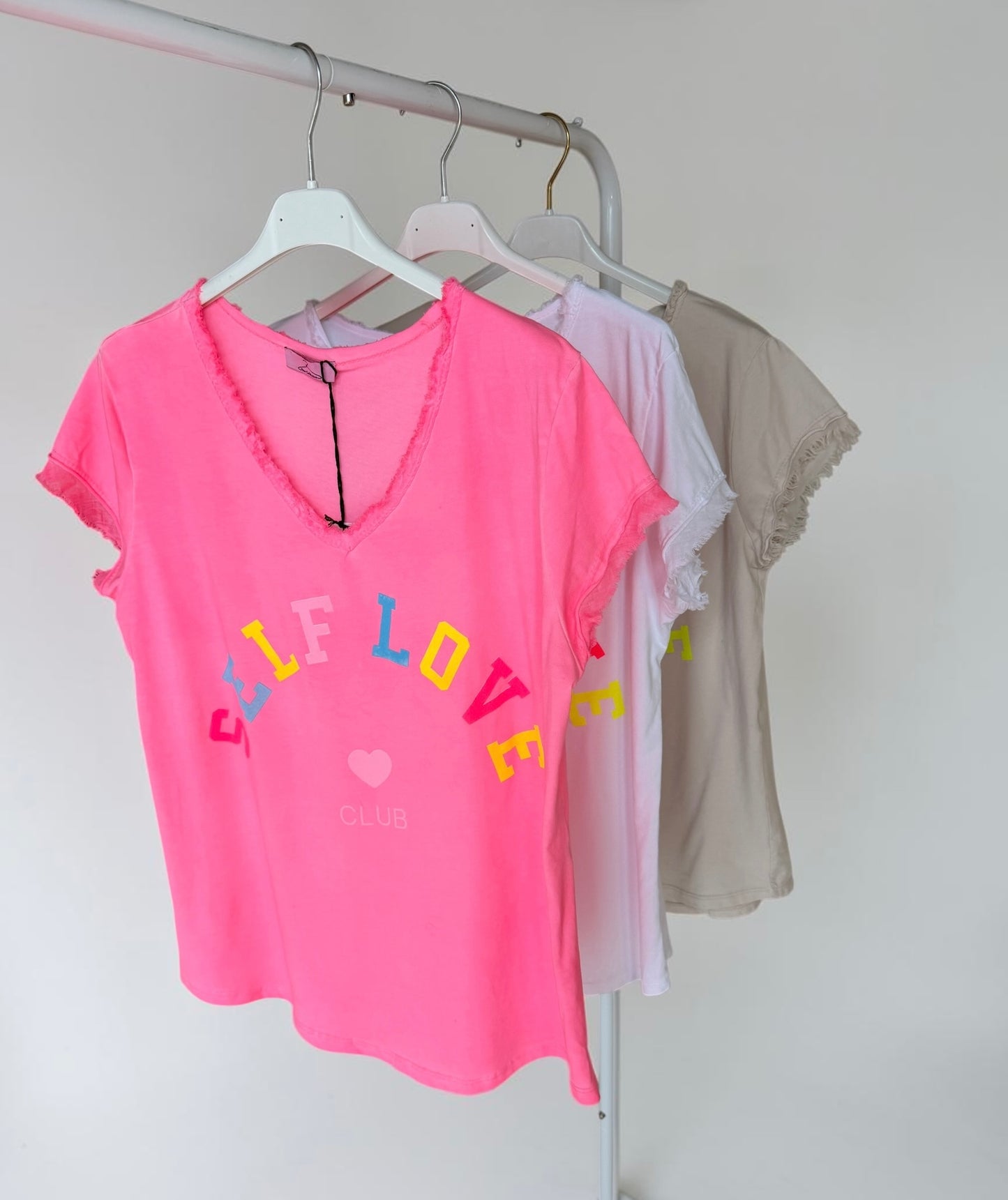 SELF LOVE CLUB Damen T-Shirt – Neon Print Shirt mit V-Ausschnitt