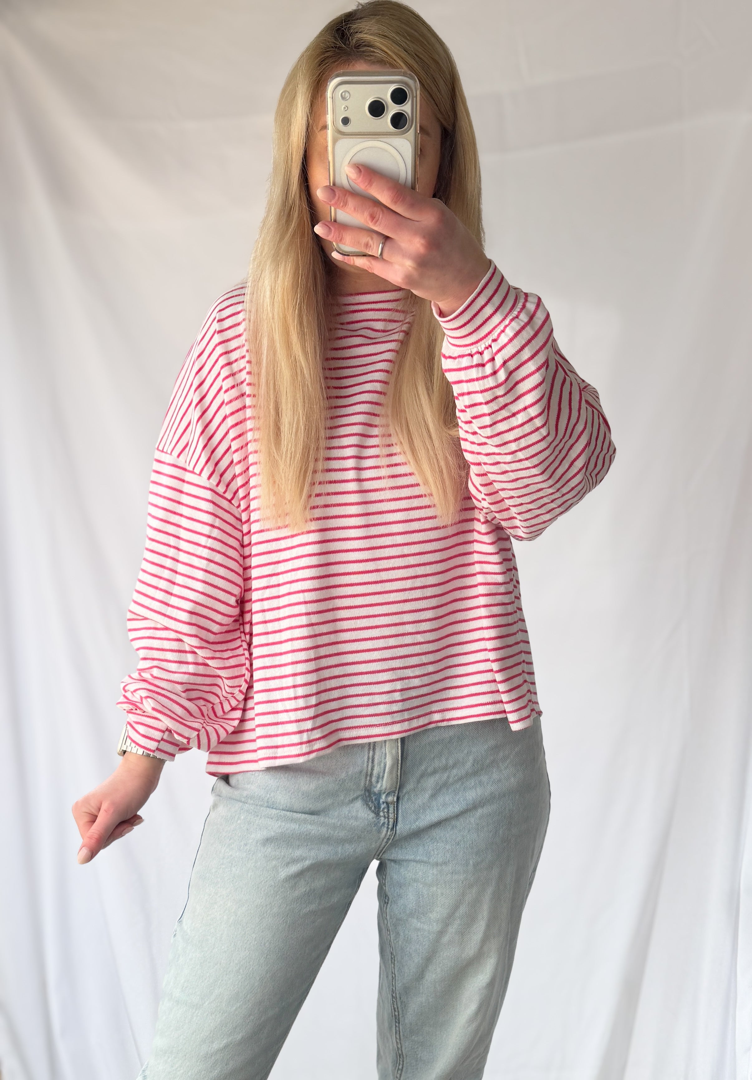 Gestreiftes rosa-weißes Longsleeve von Feinraummode, weiches Baumwollmaterial, bequem und modisch für Damen.