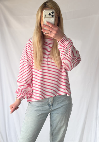 Gestreiftes rosa-weißes Longsleeve von Feinraummode, weiches Baumwollmaterial, bequem und modisch für Damen.