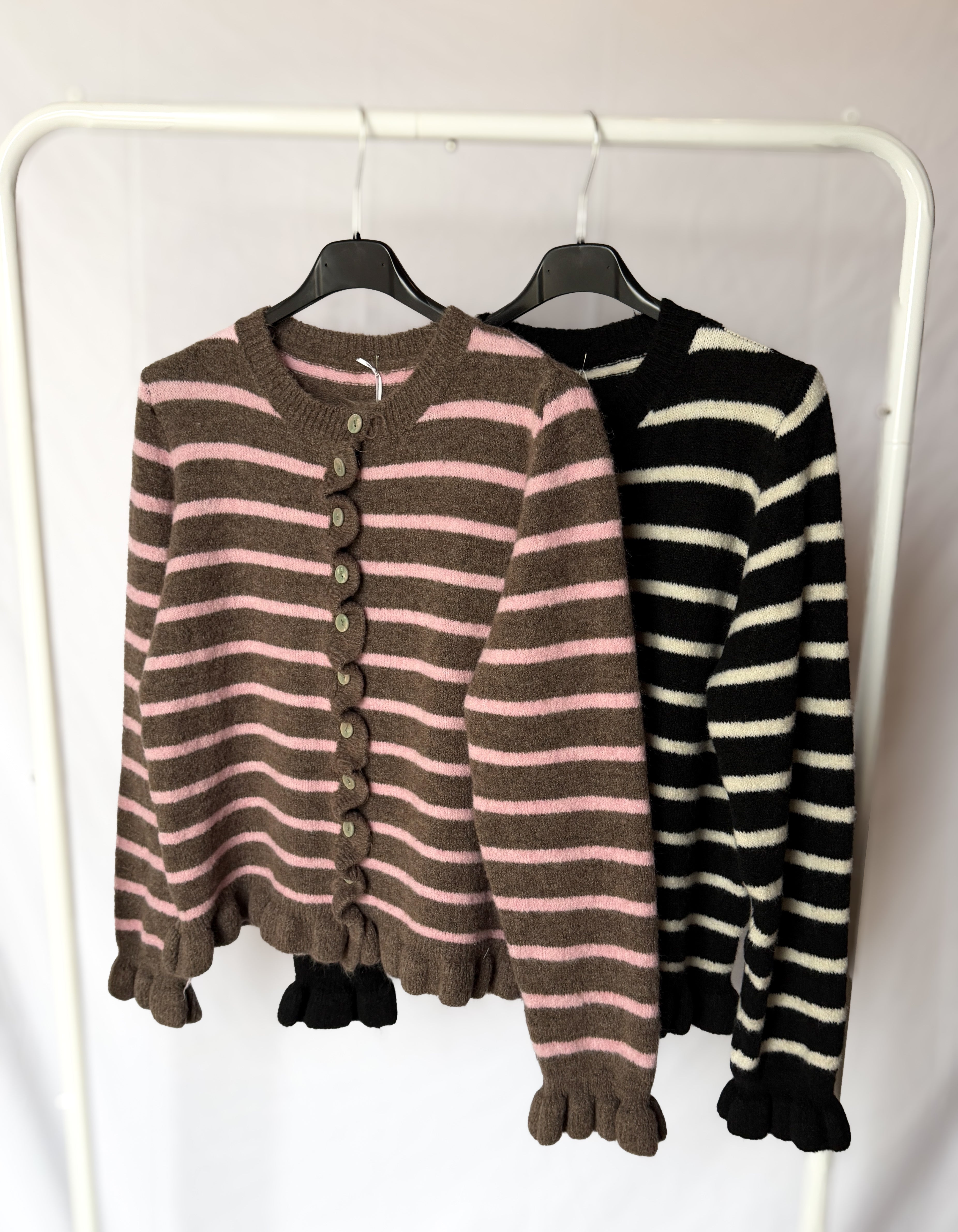 Feinraummode Streifencardigan mit Rüsche, leichter Strick, langärmlig, in Blau und Weiß, modischer Damen-Cardigan, detailreiche Rüschen