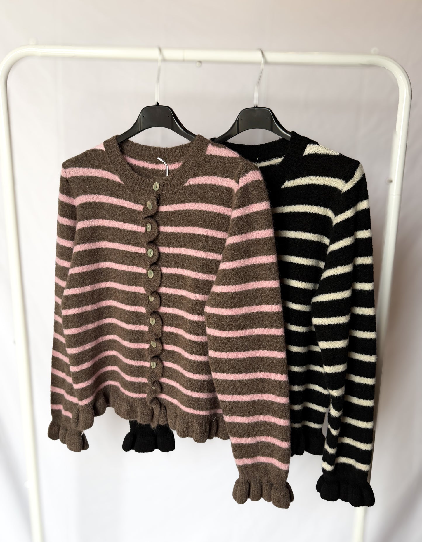 Feinraummode Streifencardigan mit Rüsche, leichter Strick, langärmlig, in Blau und Weiß, modischer Damen-Cardigan, detailreiche Rüschen