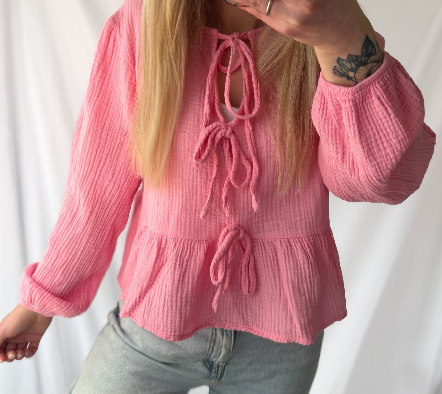 Weiche Musselinbluse von Feinraummode mit süßen Schleifen, sichtbar mit lockerer Passform und zarten Details.