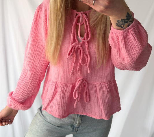 Weiche Musselinbluse von Feinraummode mit süßen Schleifen, sichtbar mit lockerer Passform und zarten Details.