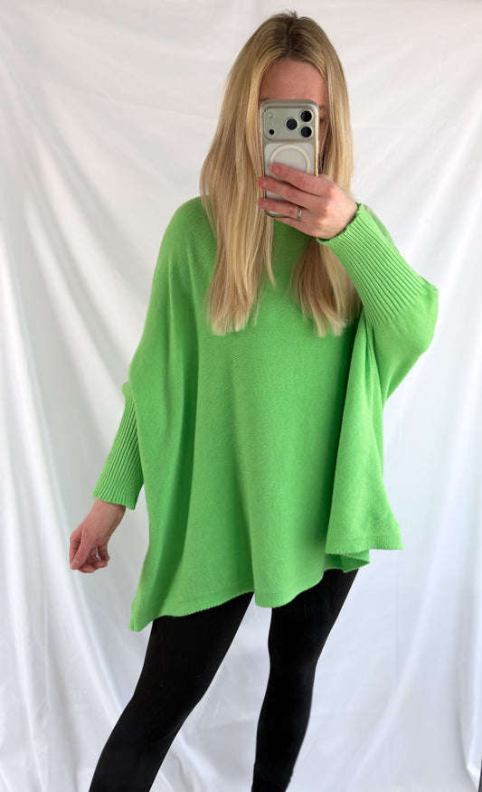 Lässiger Feinraummode Pullover mit engen Ärmeln, bequemer Schnitt, aus weichem Material, in modischer Alltag-Optik.