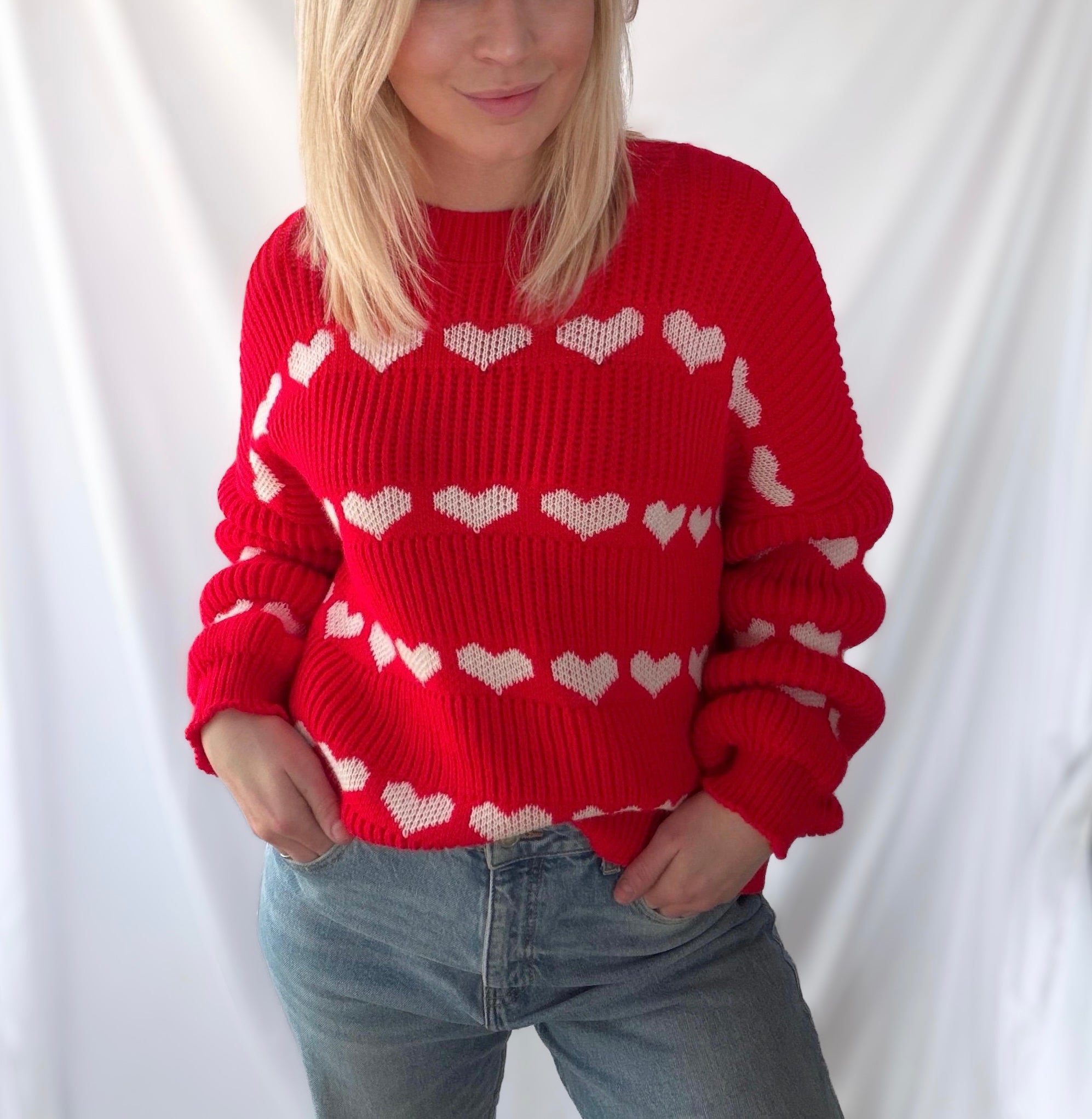 Feinstrickpullover mit roten Herzmotiven, Damenmode von Feinraummode, bequemes und modisches Oberteil mit Herzmuster