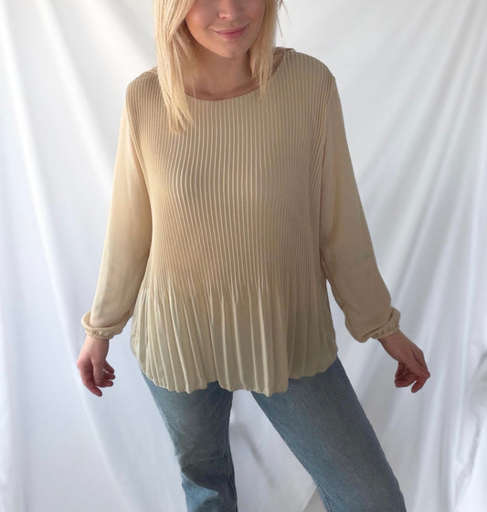 Feinraummode Plissee Bluse Lea für Damen, elegante Bluse mit Plissee-Details, modern und stilvoll für Damenmode.