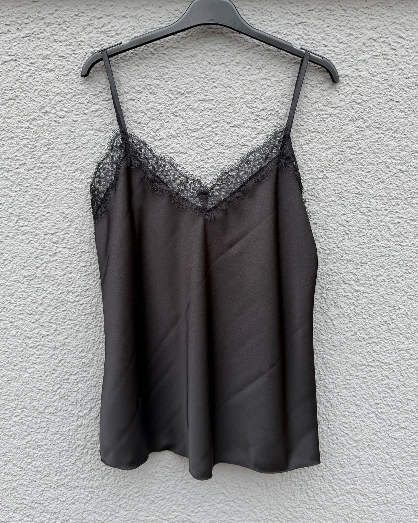 Feinraummode Spitzentop Jasmin in zarter Spitze, ärmellos, mit V-Ausschnitt, ideal für elegante Sommerlooks