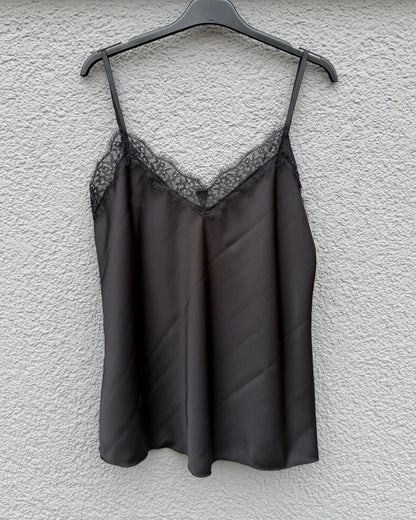 Feinraummode Spitzentop Jasmin in zarter Spitze, ärmellos, mit V-Ausschnitt, ideal für elegante Sommerlooks