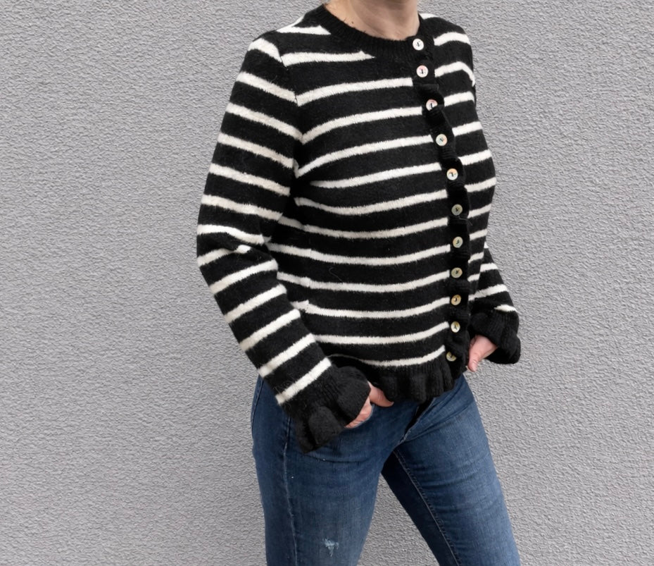 Feinstrick-Streifencardigan von Feinraummode mit Rüschen, langärmelig und bequem für einen stilvollen Look.