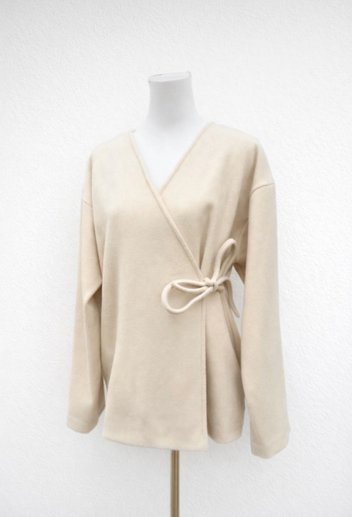 Feinraummode Pullover zum Binden Mira, grauer Strickpullover mit bindbarem Detail, lässiger Damenpullover auf einem Model getragen