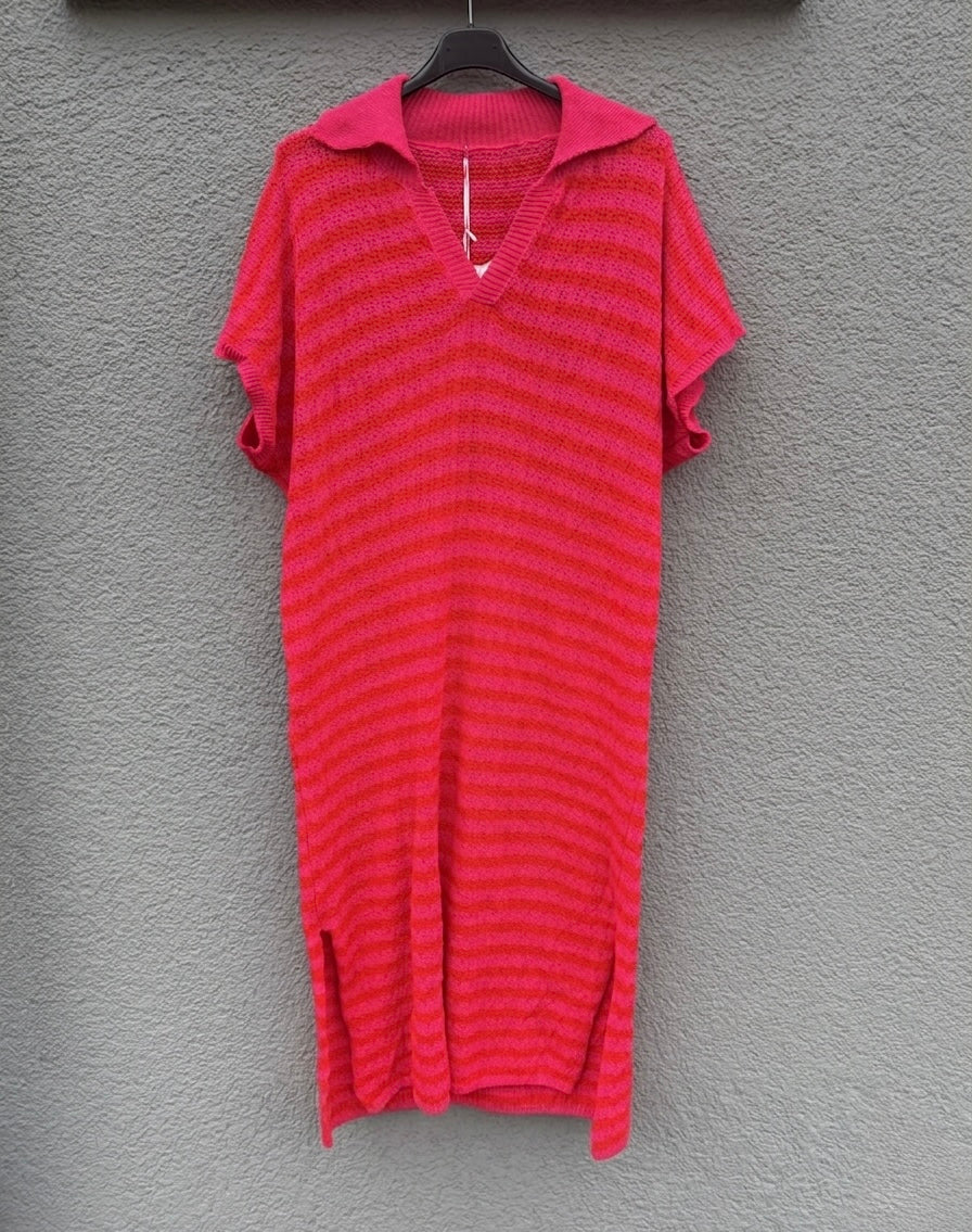 Das "Sommerliches Strickkleid mit Streifen pink" von Feinraummode ist ein locker geschnittenes, kurzärmeliges Kleid mit feinen Rot-Pink-Streifen, V-Ausschnitt und weitem Polokragen und hängt an einem schwarzen Bügel vor grauer Wand.