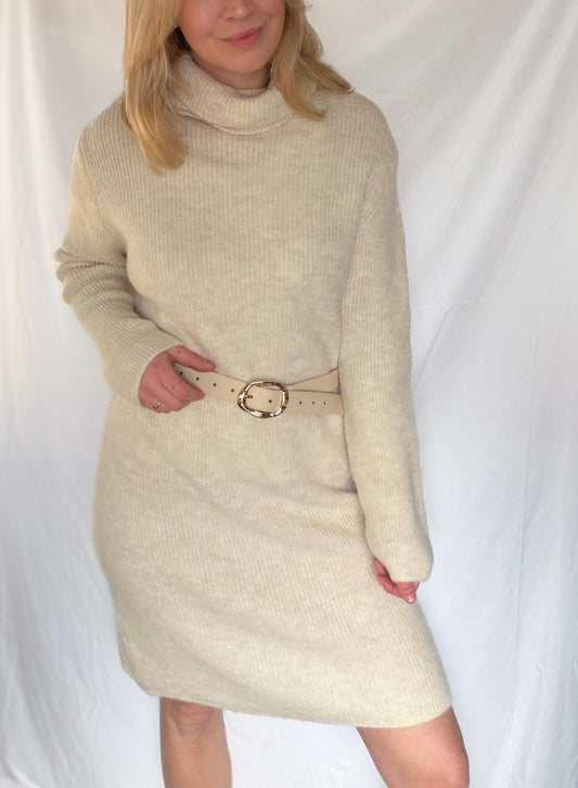 Feinstrickkleid Yvonne von Feinraummode, langärmlig und bequem, in gedeckten Farben, getragen von einer Person, detailreiche Textur sichtbar