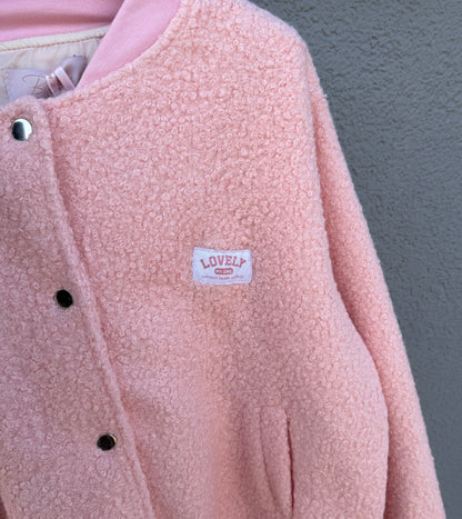 Feinraummode Collejacke Rosi in zartem Rosa, detailreiche Schnittführung, weicher Stoff, modischer Damen-Blazer in Nahaufnahme