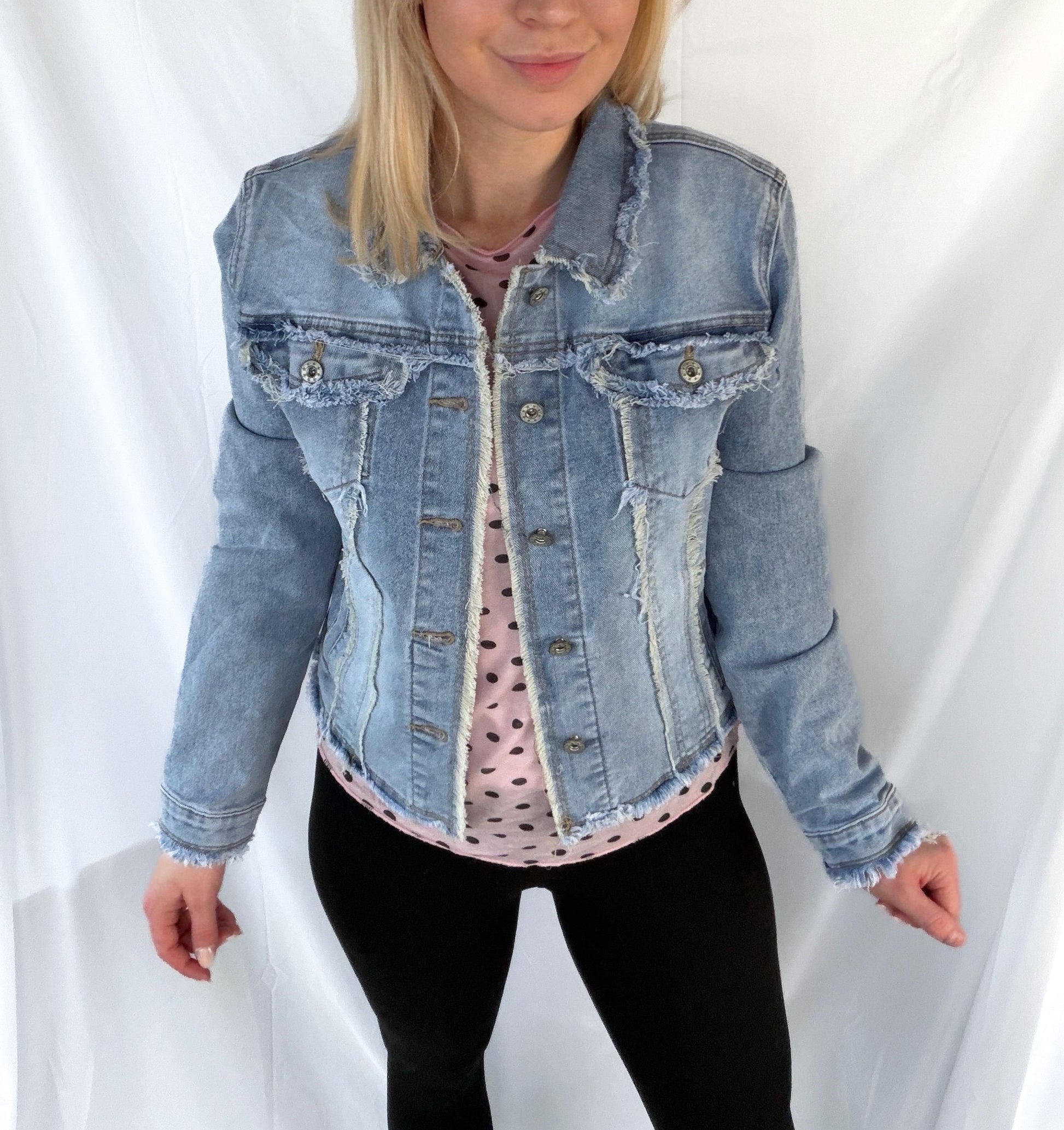 Blaue Jeansjacke Nora von Feinraummode, modisches Denim-Design, mit Knopfleiste und klassischen Taschen, frontal sichtbar