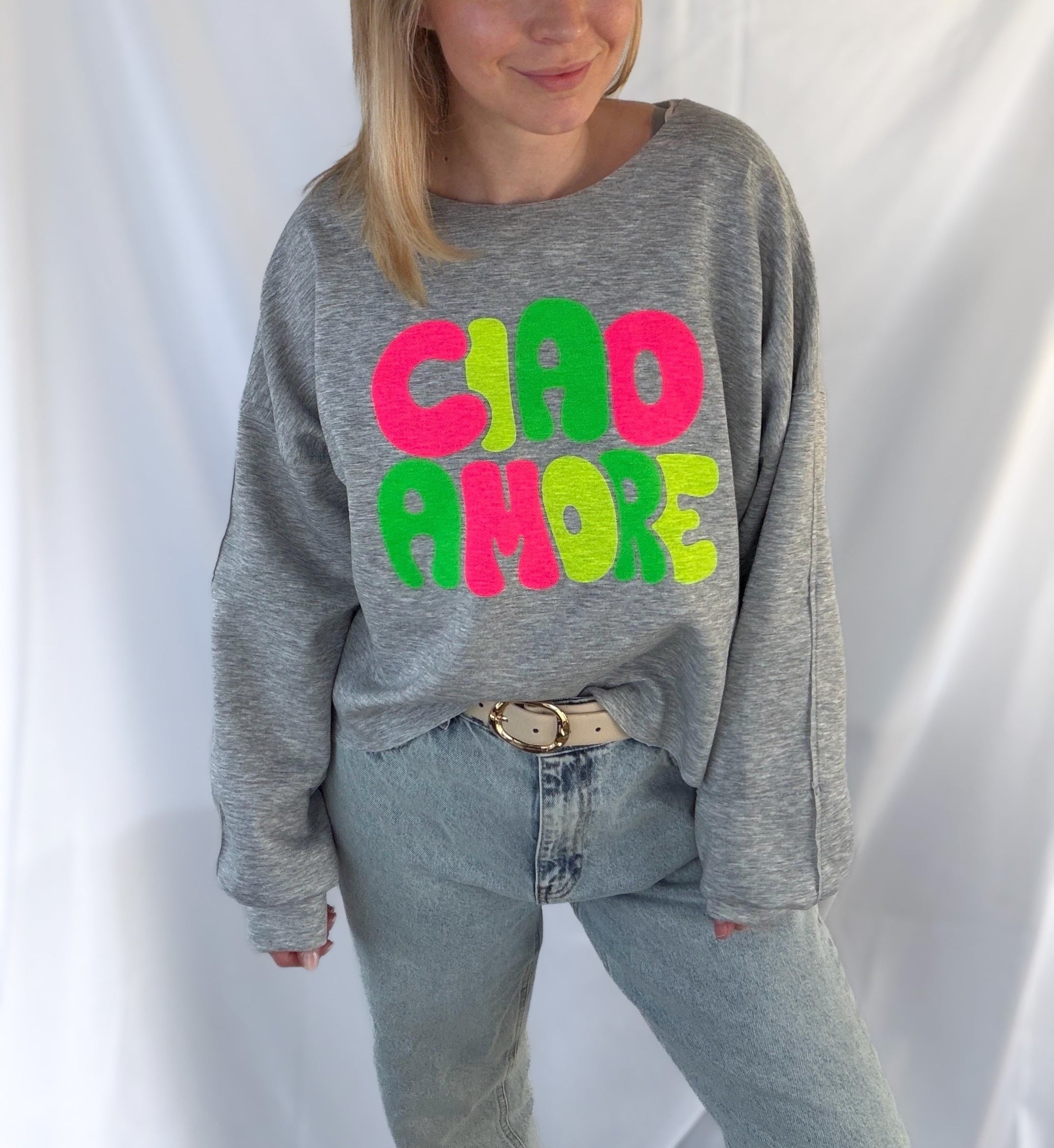 Graues Sweatshirt Ciao Amore von Feinraummode mit schwarzem Aufdruck, weicher Stoff, langärmlig, casual Stil