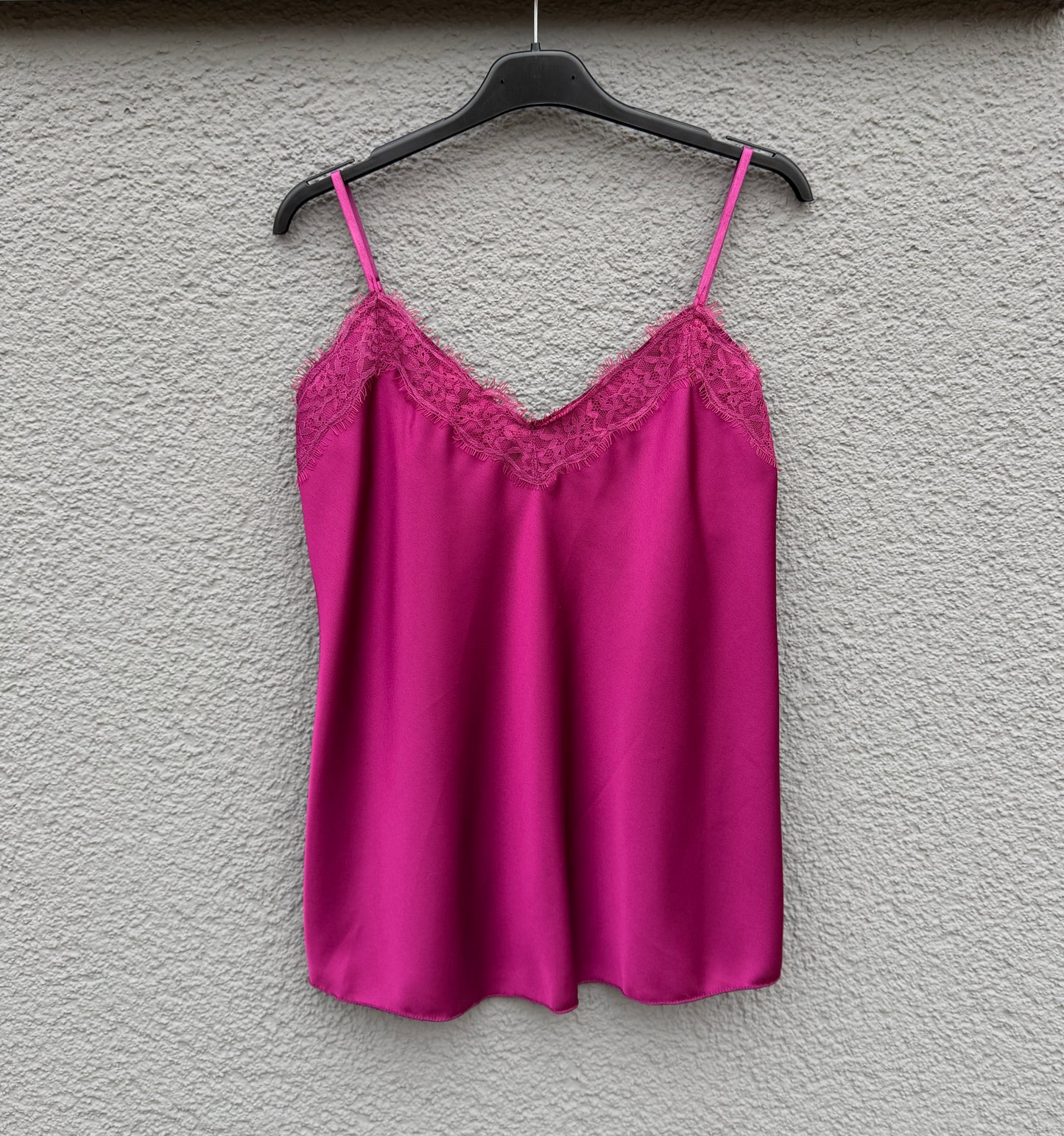 Feinraummode Spitzentop Jasmin in zarter Spitze, ärmellos, mit femininem Schnitt und eleganter Optik.