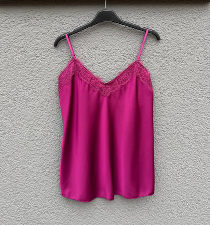 Feinraummode Spitzentop Jasmin in zarter Spitze, ärmellos, mit femininem Schnitt und eleganter Optik.