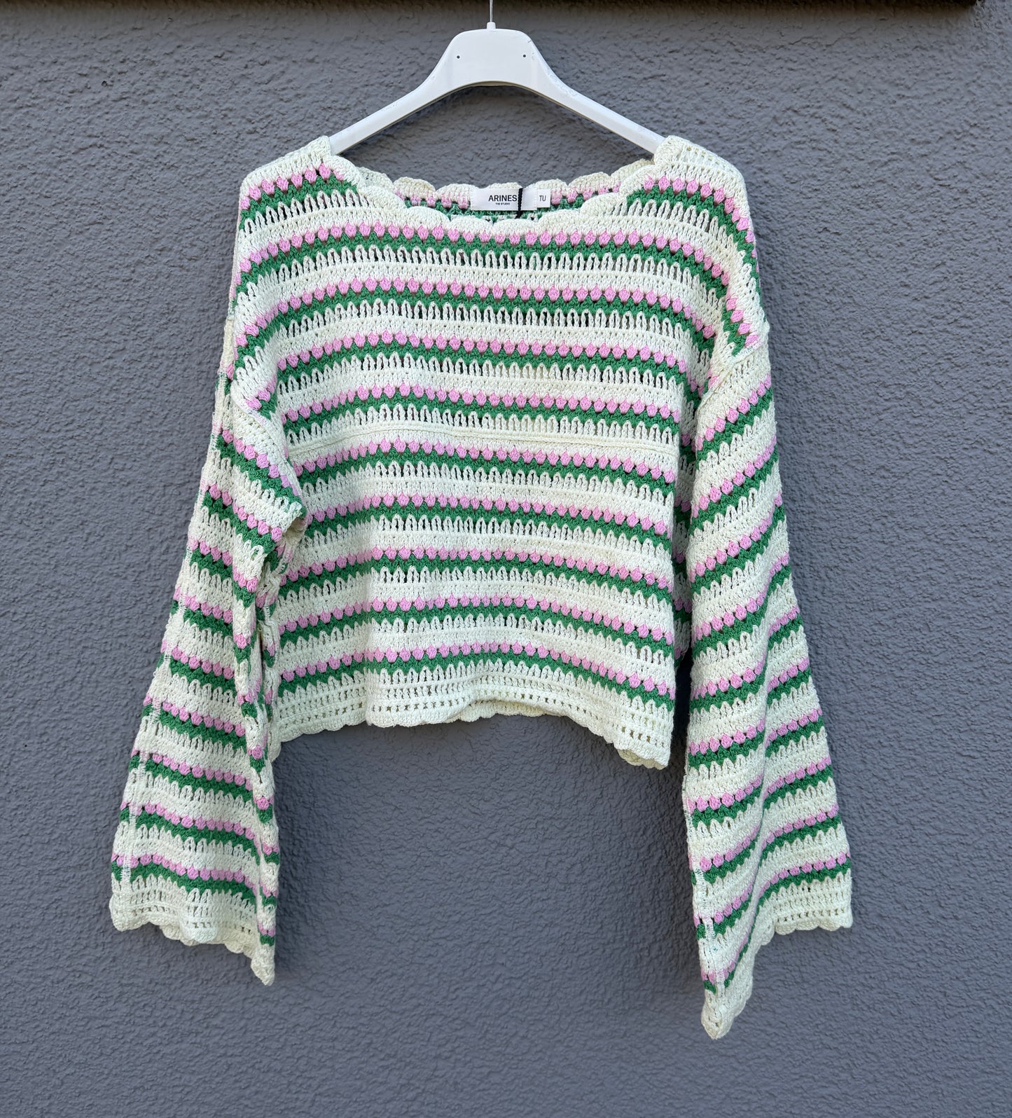 Gestreifter Häkelpullover im Boho Style