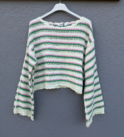 Gestreifter Häkelpullover im Boho Style