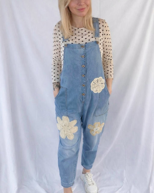 Latzhose Ulrike in Größe S von Feinraummode, bequeme schwarze Damen-Latzhose mit Taschen und verstellbaren Trägern.