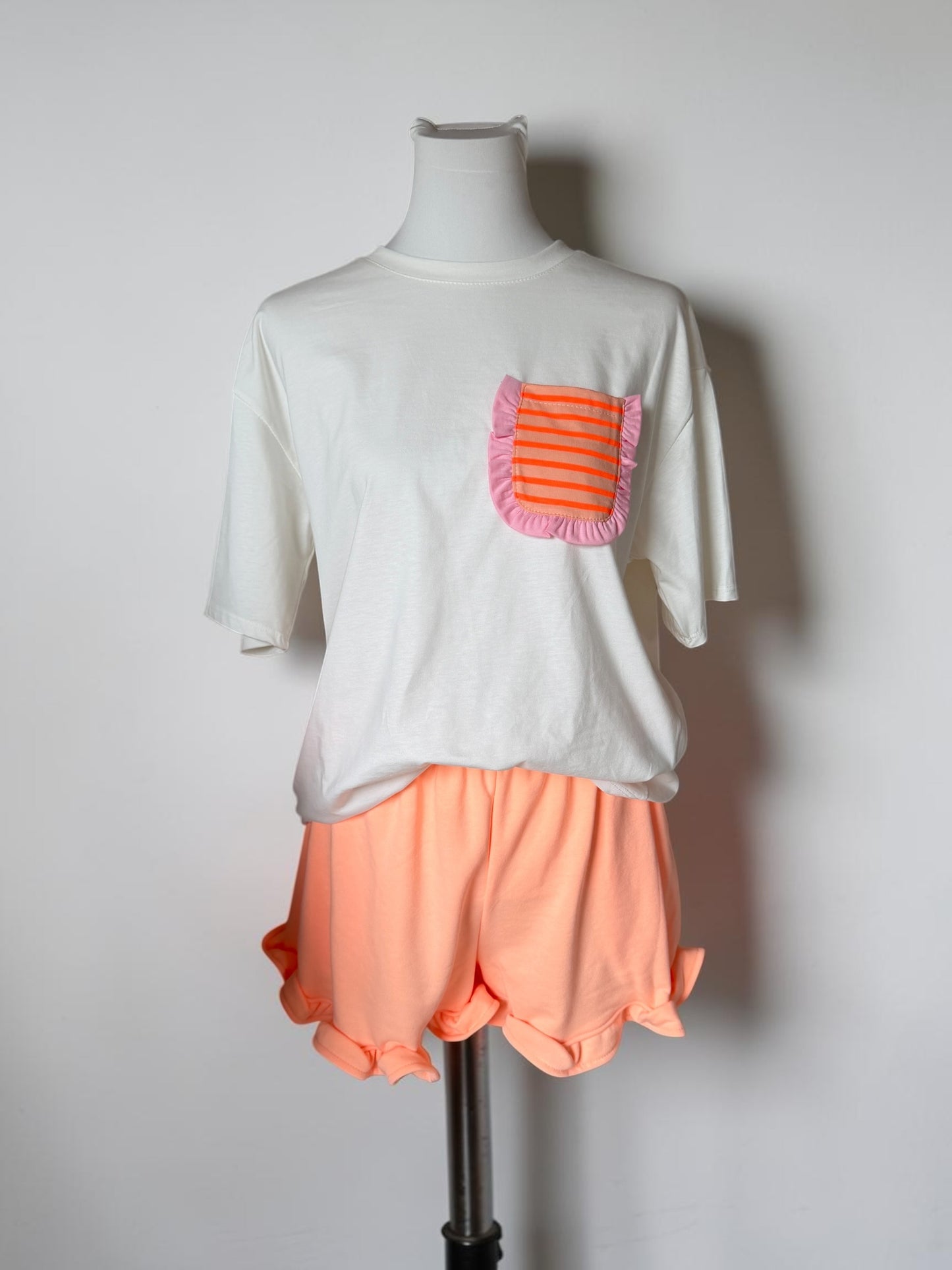 Lässiges Sommer-Set „Coral Ruffles“ – Oversized T-Shirt & Rüschen-Shorts