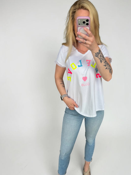 SELF LOVE CLUB Damen T-Shirt – Neon Print Shirt mit V-Ausschnitt