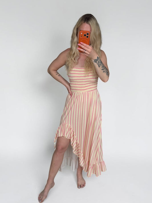 Beach-Vibes Bandeau-Kleid „Sandy Stripes“ – Asymmetrischer Vokuhila-Schnitt mit Rüschen