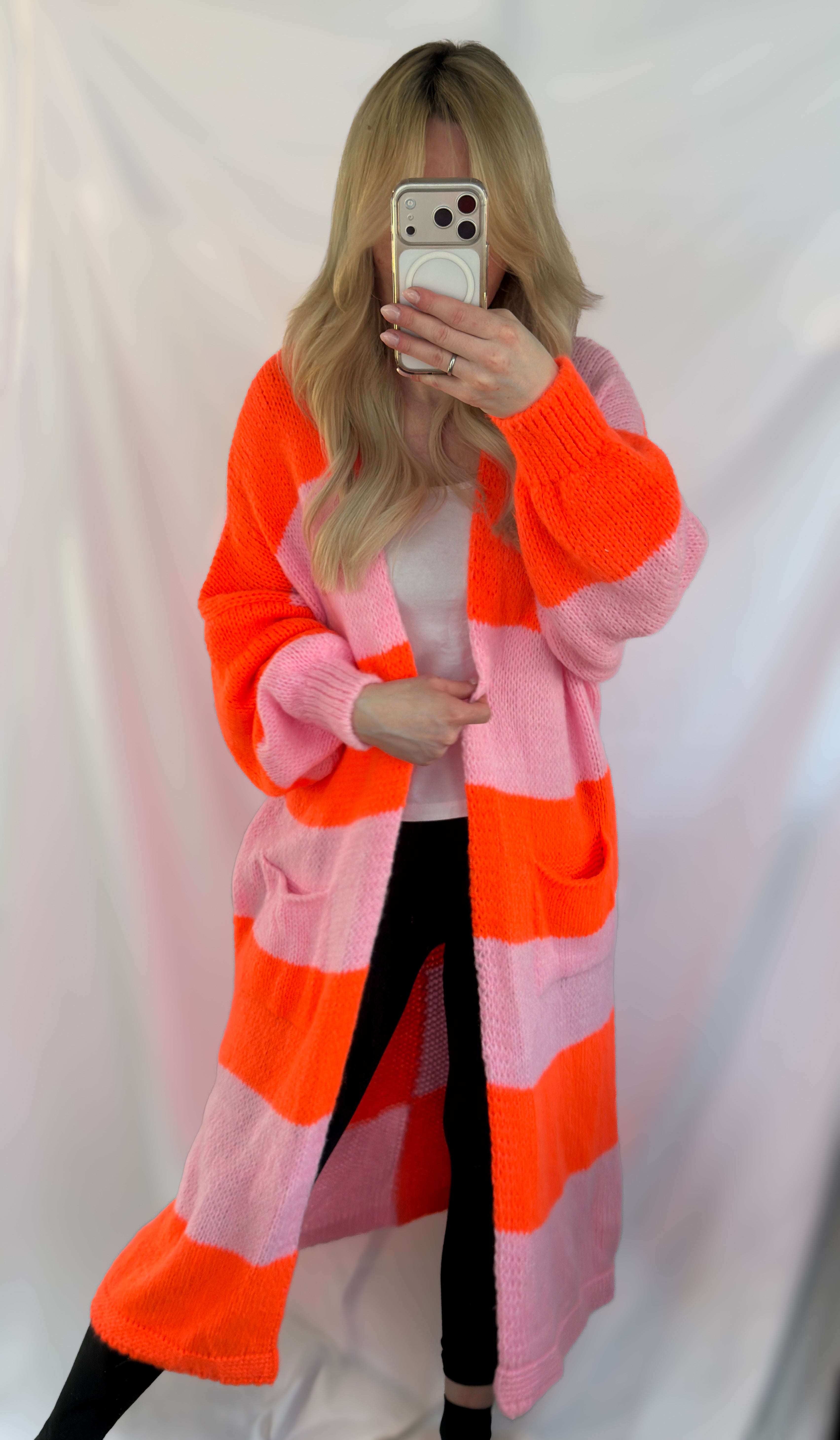 Langer Oversize-Cardigan von Feinraummode mit orange-rosa Blockstreifen, weiches Strickmaterial, locker sitzend, modischer Look