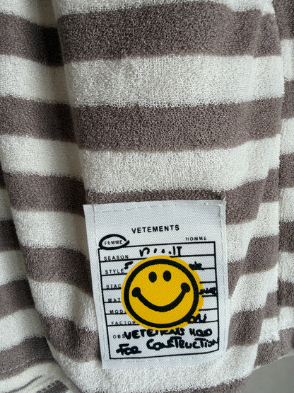 Gestreiftes Smiley Lounge-Set „Happy Stripes“ – Taupe & Weiß