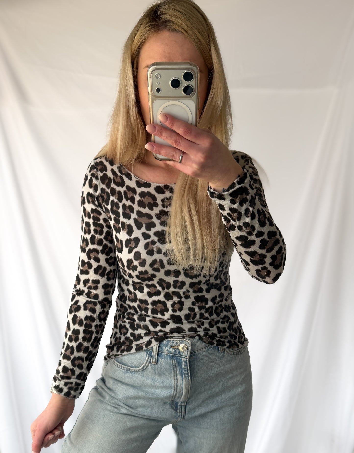 Grauer Longsleeve mit Leopardenmuster von Feinraummode, Nahaufnahme des stilvollen Tiermusters und weichen Stoffes.