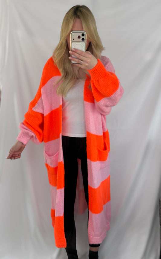 Langer Oversize-Cardigan von Feinraummode mit Blockstreifen in Orange und Rosa, weiche und bequeme Strickjacke.