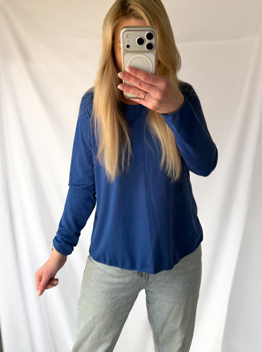 Königsblaues Longsleeve aus Viskose von Feinraummode, Nahaufnahme des weichen Stoffes und des eleganten Designs