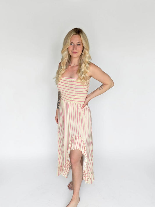 Beach-Vibes Bandeau-Kleid „Sandy Stripes“ – Asymmetrischer Vokuhila-Schnitt mit Rüschen