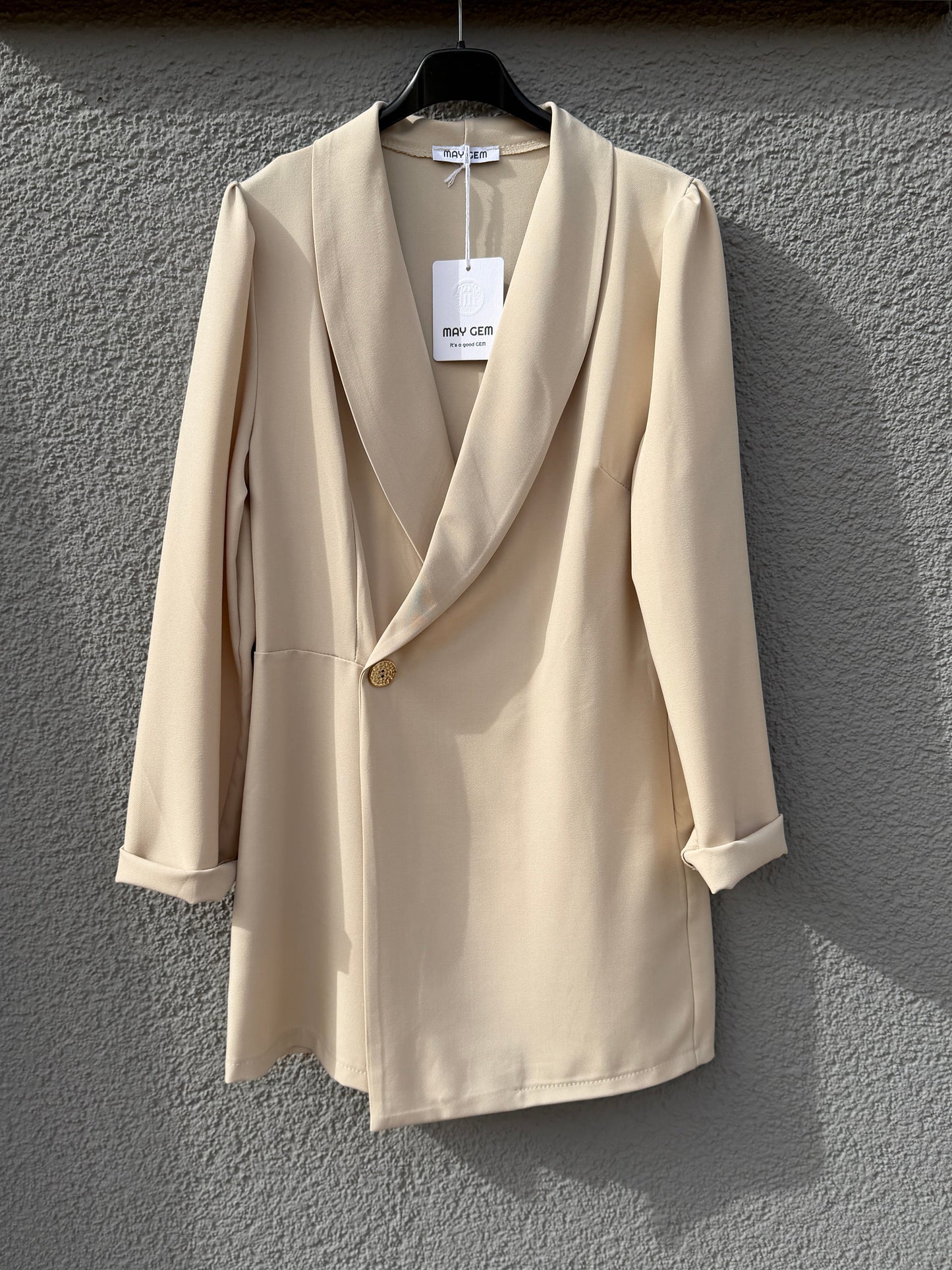 Beiger Damen-Blazer-Jumpsuit von Feinraummode, eleganter Einteiler im Blazer-Look mit stilvoller Passform.