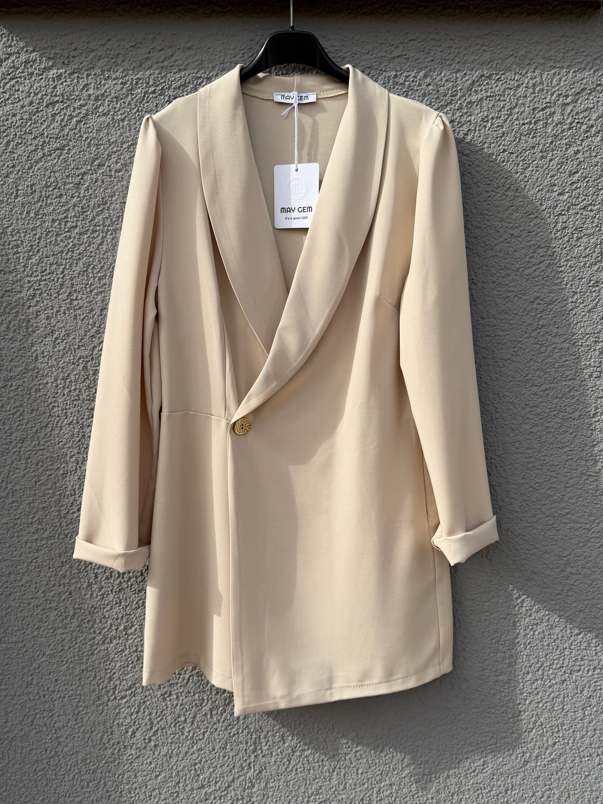 Beiger Damen-Blazer-Jumpsuit von Feinraummode, eleganter Einteiler im Blazer-Look mit stilvoller Passform.