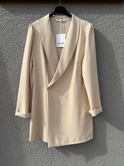 Beiger Damen-Blazer-Jumpsuit von Feinraummode, eleganter Einteiler im Blazer-Look mit stilvoller Passform.