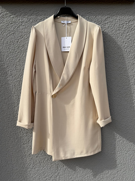 Beiger Damen-Blazer-Jumpsuit von Feinraummode, eleganter Einteiler im Blazer-Look mit stilvoller Passform.
