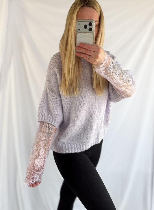 Feiner lila Pullover mit Spitze von Feinraummode, modischer Alya Pullover, bequem und elegant für den Alltag.